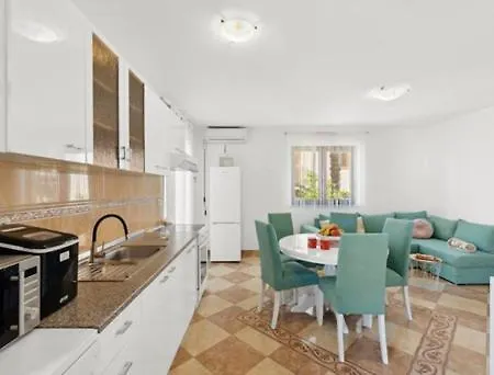Apartament Lorena *